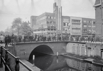 853212 Afbeelding van het publiek bij de intocht van de geallieerden, op de Viebrug over de Oudegracht te Utrecht.